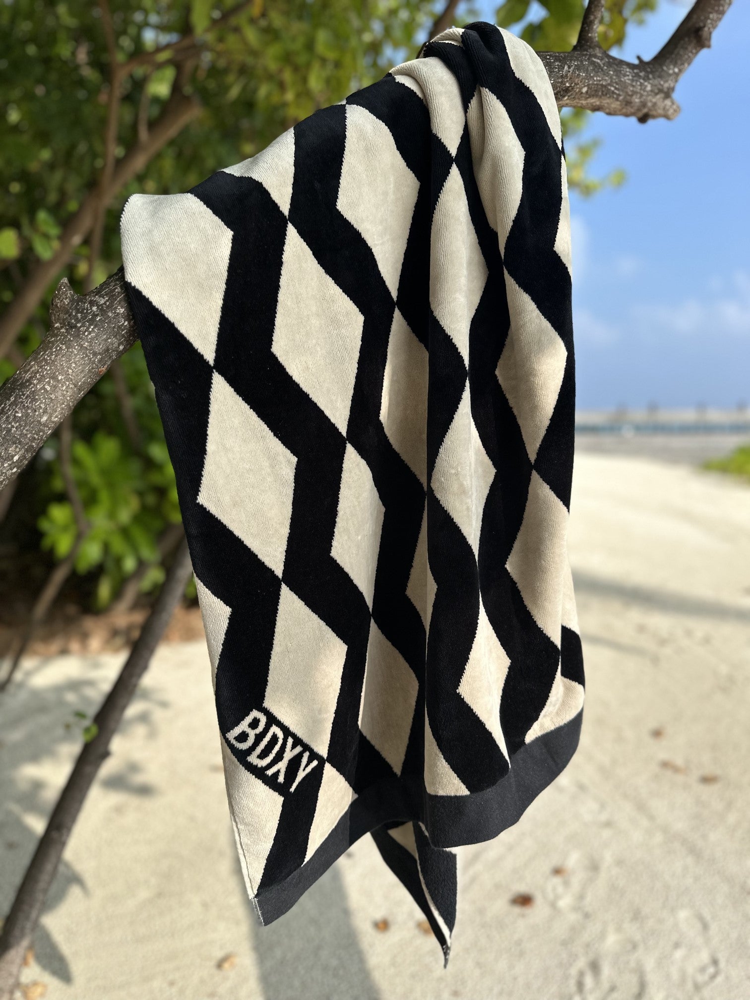 The Wrap Towel | Mirrorzag Black - Bascora